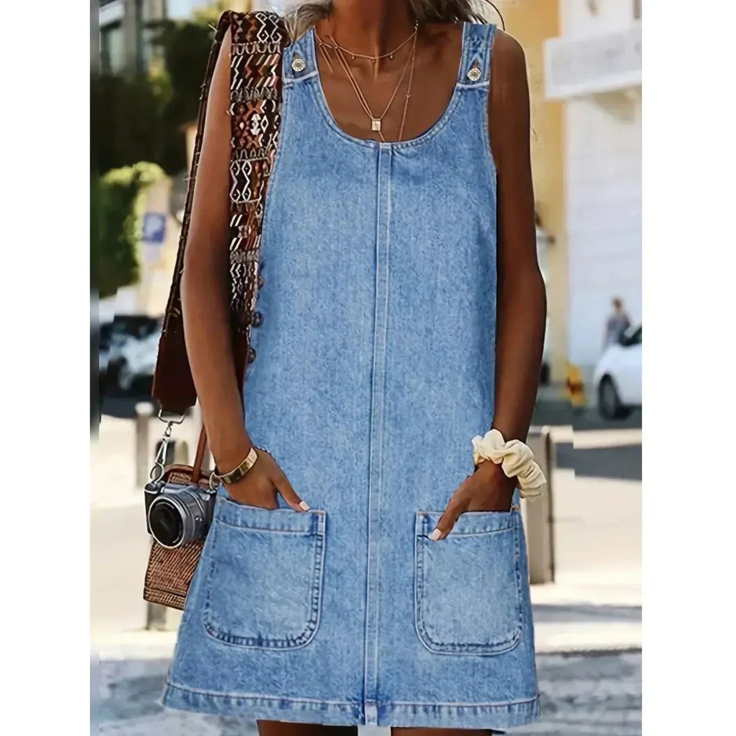 Vestido Peto Vaquero Corto con Bolsillos